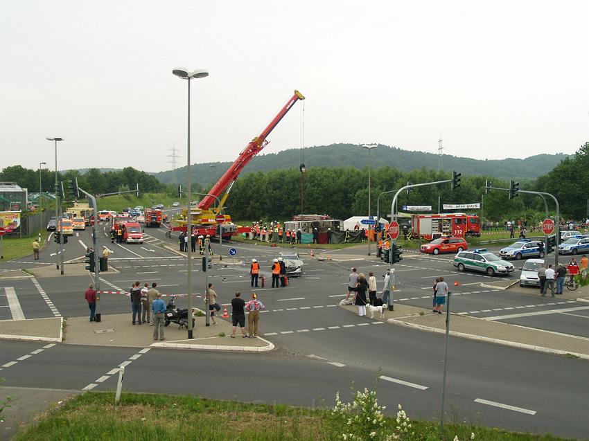 Schwerer Unfall mit Reisebus Lohmar Donrather Dreieck P428.JPG
